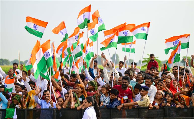 प्रधानमंत्री श्री नरेन्द्र मोदी का 30 अक्टूबर 2026 को गुजरात के बनासकांठा पहुंचने पर भव्य रोड शो के दौरान लोगों ने उत्साह के साथ स्वागत किया।