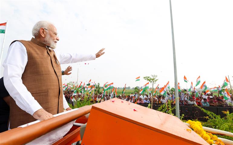 प्रधानमंत्री श्री नरेन्द्र मोदी का 30 अक्टूबर 2026 को गुजरात के बनासकांठा पहुंचने पर भव्य रोड शो के दौरान लोगों ने उत्साह के साथ स्वागत किया।