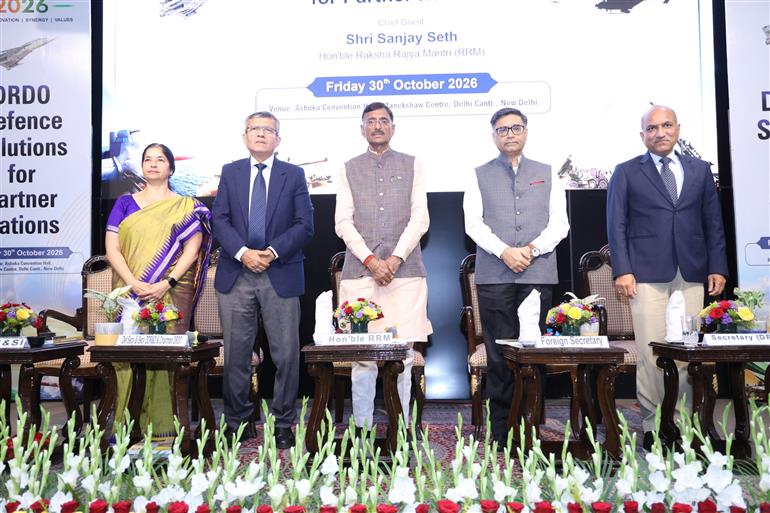 केन्द्रीय रक्षा राज्य मंत्री श्री संजय सेठ 30 अक्टूबर 2026 को नई दिल्ली स्थित मानेकशॉ सेंटर में डीआरडीओ के आउटरीच कार्यक्रम 'वीआईएसवी-2026' (विजन, इनोवेशन, सिनर्जी, वैल्यूज़) के उद्घाटन के अवसर पर उपस्थित हैं।