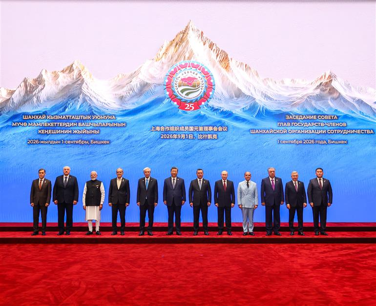 1 सितंबर, 2026 को किर्गिस्तान के बिश्केक में 26वें एससीओ शिखर सम्मेलन के दौरान समूह तस्वीर में प्रधानमंत्री श्री नरेन्द्र मोदी।