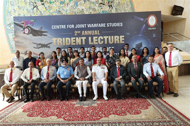 1 सितंबर 2026 को नई दिल्ली में सेंटर फॉर जॉइंट वारफेयर स्टडीज (CENJOWS) द्वारा आयोजित दूसरे वार्षिक ‘ट्राइडेंट लेक्चर’ के दौरान समूह तस्वीर में रक्षा राज्य मंत्री श्री संजय सेठ।