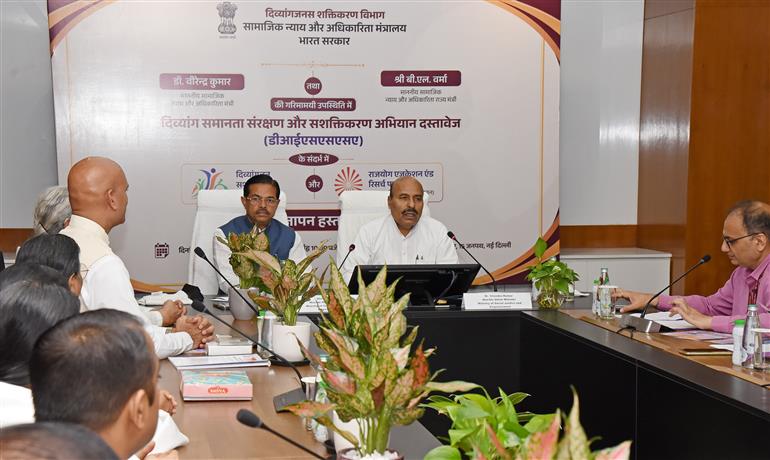 केंद्रीय सामाजिक न्याय एवं अधिकारिता मंत्री डॉ. वीरेंद्र कुमार की उपस्थिति में 1 सितंबर, 2026 को नई दिल्ली में DISSSA अभियान के शुभारंभ के अवसर पर भारत सरकार के सामाजिक न्याय एवं अधिकारिता मंत्रालय के दिव्यांगजन सशक्तिकरण विभाग (DEPwD) और ब्रह्माकुमारीज की सहयोगी संस्था राजयोग एजुकेशन एंड रिसर्च फाउंडेशन (RERF) के बीच समझौता ज्ञापन (MoU) पर हस्ताक्षर किए गए। साथ में उपभोक्ता मामले, खाद्य एवं सार्वजनिक वितरण तथा सामाजिक न्याय एवं अधिकारिता राज्य मंत्री श्री बी. एल. वर्मा भी हैं।