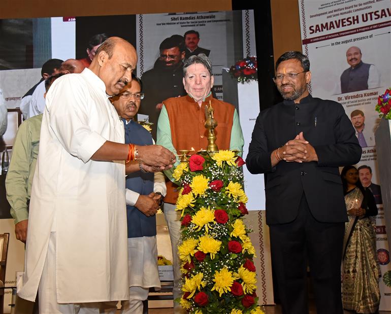 केंद्रीय सामाजिक न्याय एवं अधिकारिता मंत्री डॉ. वीरेंद्र कुमार ने 1 सितंबर, 2026 को नई दिल्ली में आयोजित समावेश उत्सव में दीप प्रज्ज्वलित किया। इस अवसर पर उपभोक्ता मामले, खाद्य एवं सार्वजनिक वितरण तथा सामाजिक न्याय एवं अधिकारिता राज्य मंत्री श्री बी. एल. वर्मा भी उपस्थित रहे।