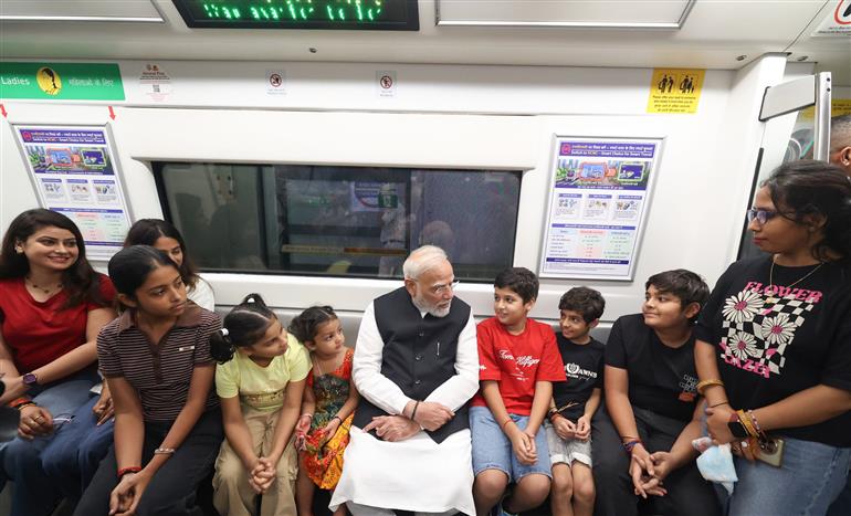 प्रधानमंत्री श्री नरेन्द्र मोदी ने 5 सितंबर, 2026 को नई दिल्ली में दिल्ली मेट्रो से यात्रा की।