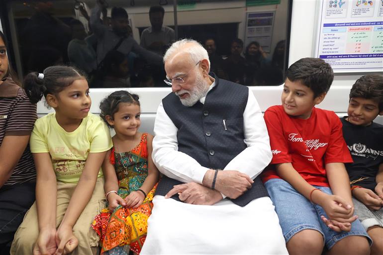 प्रधानमंत्री श्री नरेन्द्र मोदी ने 5 सितंबर, 2026 को नई दिल्ली में दिल्ली मेट्रो से यात्रा की।
