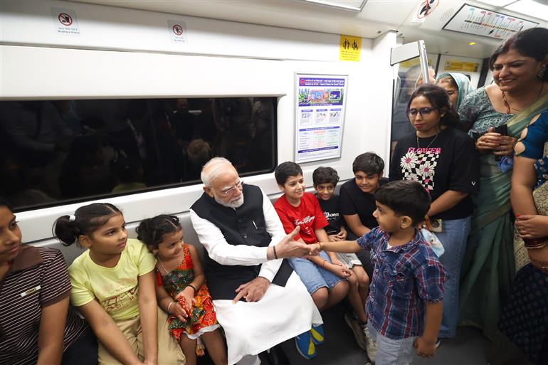 प्रधानमंत्री श्री नरेन्द्र मोदी ने 5 सितंबर, 2026 को नई दिल्ली में दिल्ली मेट्रो से यात्रा की।