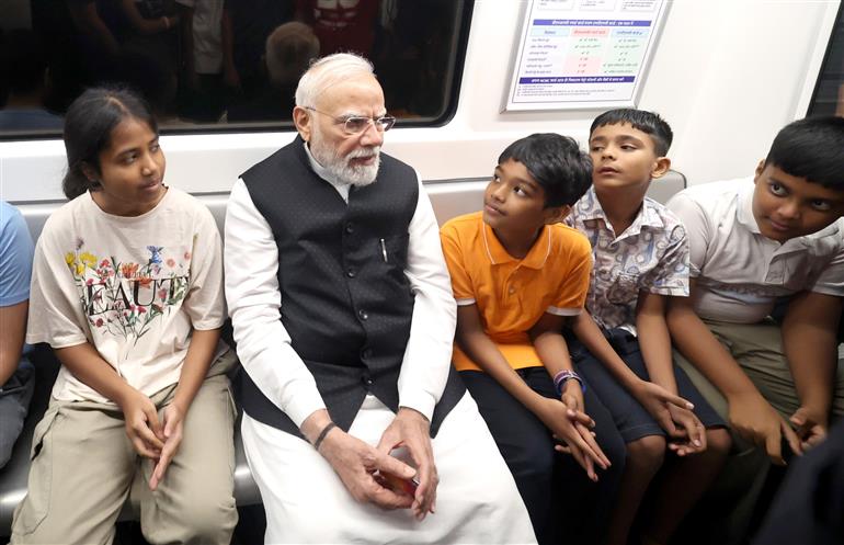 प्रधानमंत्री श्री नरेन्द्र मोदी ने 5 सितंबर, 2026 को नई दिल्ली में दिल्ली मेट्रो से यात्रा की।