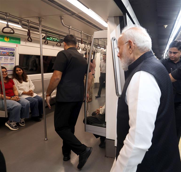प्रधानमंत्री श्री नरेन्द्र मोदी ने 5 सितंबर, 2026 को नई दिल्ली में दिल्ली मेट्रो से यात्रा की।