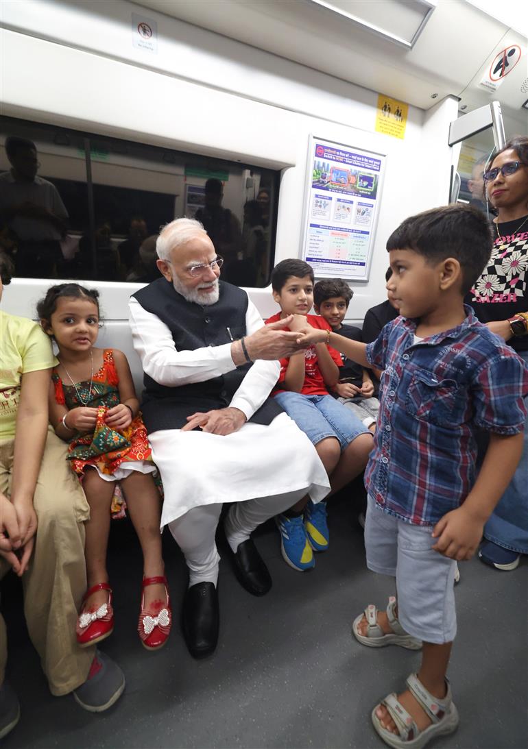 प्रधानमंत्री श्री नरेन्द्र मोदी ने 5 सितंबर, 2026 को नई दिल्ली में दिल्ली मेट्रो से यात्रा की।
