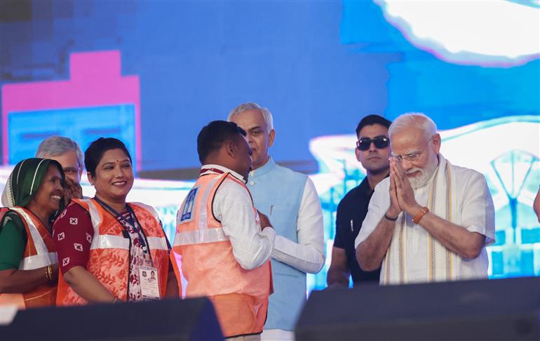 प्रधानमंत्री श्री नरेन्द्र मोदी ने 8 सितंबर, 2026 को गुजरात के वडोदरा में विभिन्न विकास परियोजनाओं के शिलान्यास और उद्घाटन के अवसर पर आयोजित कार्यक्रम को संबोधित किया।