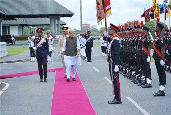 केंद्रीय रक्षा मंत्री श्री राजनाथ सिंह ने 9 सितंबर, 2026 को श्रीलंका के कोलंबो में अपनी श्रीलंका यात्रा के दौरान गार्ड ऑफ ऑनर प्राप्त किया।