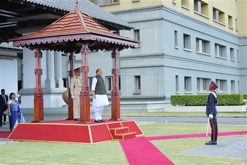 केंद्रीय रक्षा मंत्री श्री राजनाथ सिंह ने 9 सितंबर, 2026 को श्रीलंका के कोलंबो में अपनी श्रीलंका यात्रा के दौरान गार्ड ऑफ ऑनर प्राप्त किया।