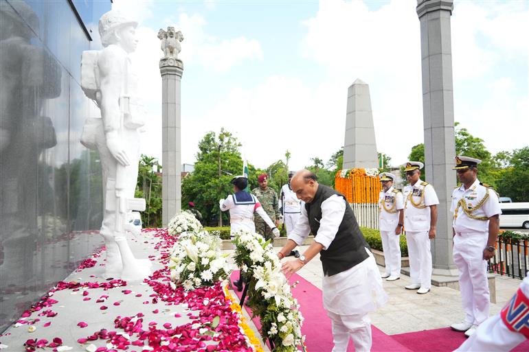 केंद्रीय रक्षा मंत्री श्री राजनाथ सिंह ने 9 सितंबर, 2026 को श्रीलंका के कोलंबो में भारतीय शांति सेना (IPKF) स्मारक पर पुष्पचक्र अर्पित किया और वीर जवानों को श्रद्धांजलि दी।
