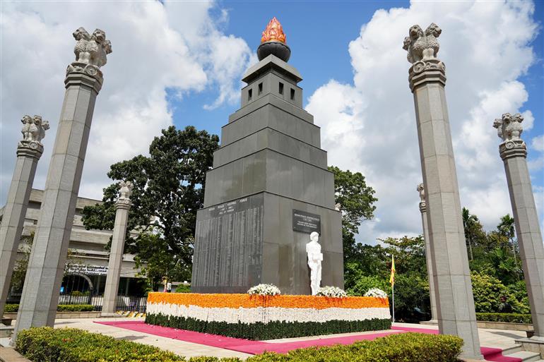 केंद्रीय रक्षा मंत्री श्री राजनाथ सिंह ने 9 सितंबर, 2026 को श्रीलंका के कोलंबो में भारतीय शांति सेना (IPKF) स्मारक पर पुष्पचक्र अर्पित किया और वीर जवानों को श्रद्धांजलि दी।