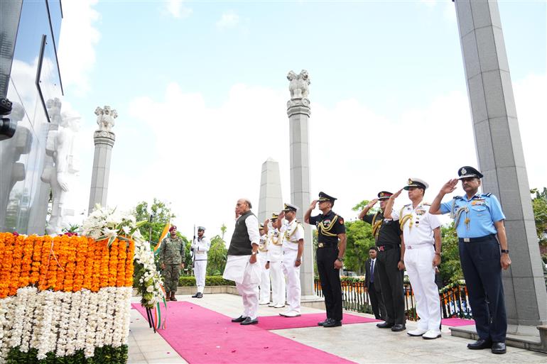 केंद्रीय रक्षा मंत्री श्री राजनाथ सिंह ने 9 सितंबर, 2026 को श्रीलंका के कोलंबो में भारतीय शांति सेना (IPKF) स्मारक पर पुष्पचक्र अर्पित किया और वीर जवानों को श्रद्धांजलि दी।