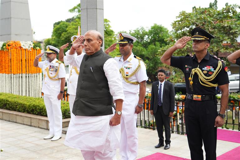 केंद्रीय रक्षा मंत्री श्री राजनाथ सिंह ने 9 सितंबर, 2026 को श्रीलंका के कोलंबो में भारतीय शांति सेना (IPKF) स्मारक पर पुष्पचक्र अर्पित किया और वीर जवानों को श्रद्धांजलि दी।