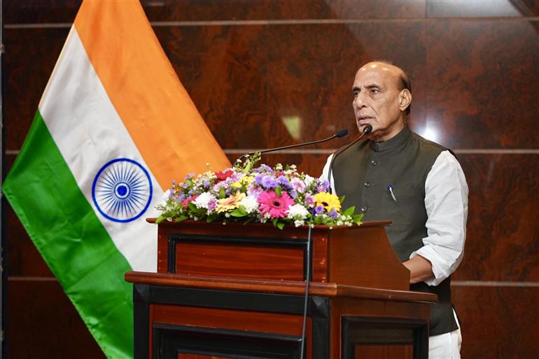 केंद्रीय रक्षा मंत्री श्री राजनाथ सिंह 9 सितंबर, 2026 को कोलंबो, श्रीलंका में श्रीलंकाई रक्षा बलों के कमांडरों को संबोधित करते हुए।