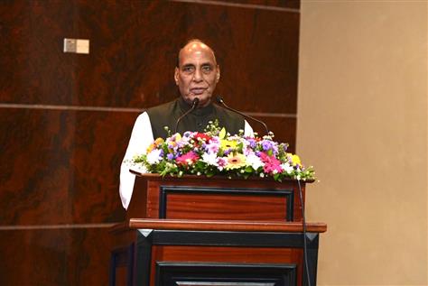 केंद्रीय रक्षा मंत्री श्री राजनाथ सिंह 9 सितंबर, 2026 को कोलंबो, श्रीलंका में श्रीलंकाई रक्षा बलों के कमांडरों को संबोधित करते हुए।