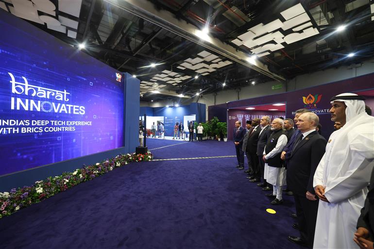 प्रधानमंत्री श्री नरेन्द्र मोदी ने 12 सितंबर, 2026 को नई दिल्ली स्थित भारत मंडपम में ब्रिक्स सदस्य देशों के नेताओं के साथ ‘भारत इनोवेट्स’ प्रदर्शनी का अवलोकन किया।