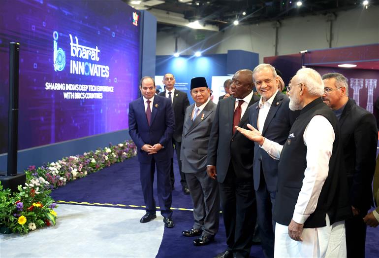 प्रधानमंत्री श्री नरेन्द्र मोदी ने 12 सितंबर, 2026 को नई दिल्ली स्थित भारत मंडपम में ब्रिक्स सदस्य देशों के नेताओं के साथ ‘भारत इनोवेट्स’ प्रदर्शनी का अवलोकन किया।