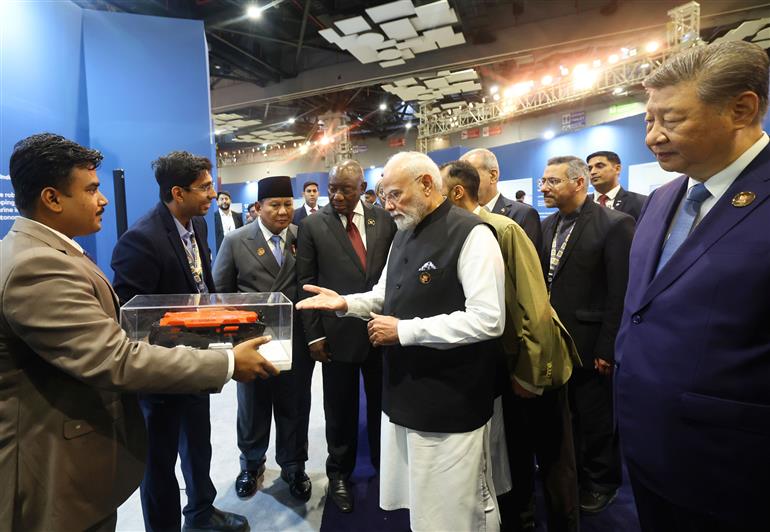 प्रधानमंत्री श्री नरेन्द्र मोदी ने 12 सितंबर, 2026 को नई दिल्ली स्थित भारत मंडपम में ब्रिक्स सदस्य देशों के नेताओं के साथ ‘भारत इनोवेट्स’ प्रदर्शनी का अवलोकन किया।