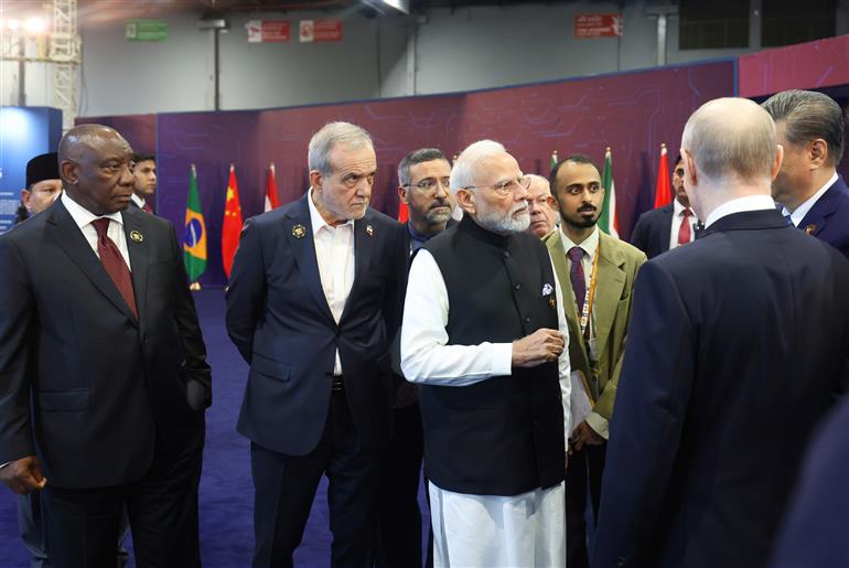 प्रधानमंत्री श्री नरेन्द्र मोदी ने 12 सितंबर, 2026 को नई दिल्ली स्थित भारत मंडपम में ब्रिक्स सदस्य देशों के नेताओं के साथ ‘भारत इनोवेट्स’ प्रदर्शनी का अवलोकन किया।