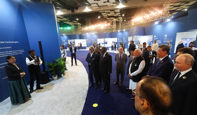 प्रधानमंत्री श्री नरेन्द्र मोदी ने 12 सितंबर, 2026 को नई दिल्ली स्थित भारत मंडपम में ब्रिक्स सदस्य देशों के नेताओं के साथ ‘भारत इनोवेट्स’ प्रदर्शनी का अवलोकन किया।