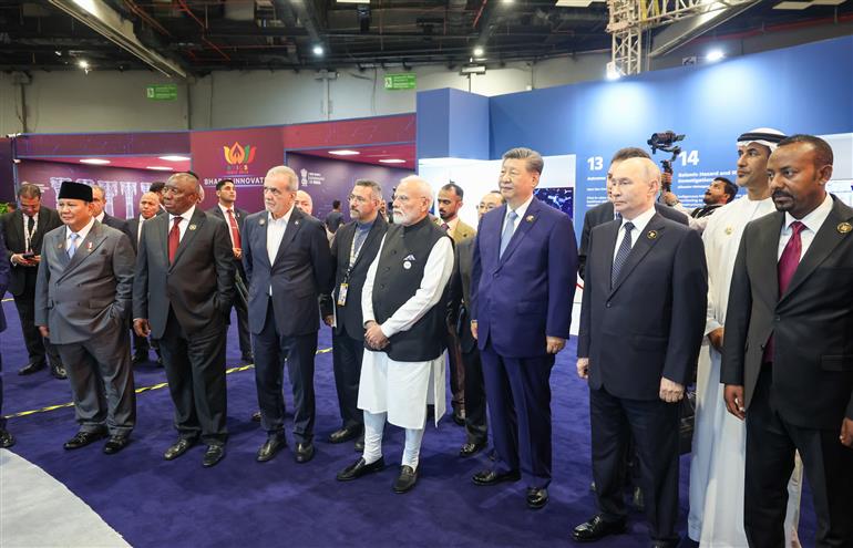 प्रधानमंत्री श्री नरेन्द्र मोदी ने 12 सितंबर, 2026 को नई दिल्ली स्थित भारत मंडपम में ब्रिक्स सदस्य देशों के नेताओं के साथ ‘भारत इनोवेट्स’ प्रदर्शनी का अवलोकन किया।