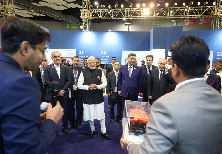 प्रधानमंत्री श्री नरेन्द्र मोदी ने 12 सितंबर, 2026 को नई दिल्ली स्थित भारत मंडपम में ब्रिक्स सदस्य देशों के नेताओं के साथ ‘भारत इनोवेट्स’ प्रदर्शनी का अवलोकन किया।