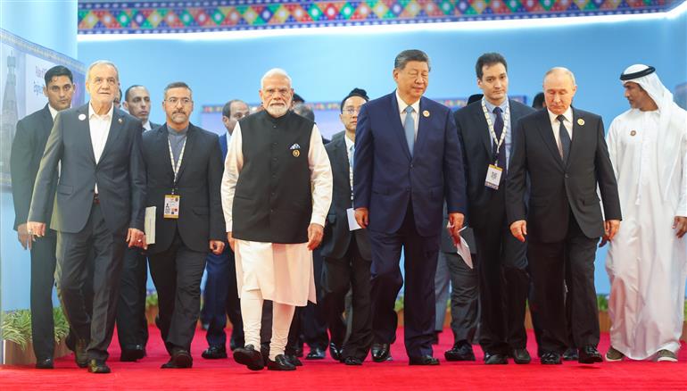 प्रधानमंत्री श्री नरेन्द्र मोदी ने 12 सितंबर, 2026 को नई दिल्ली स्थित भारत मंडपम में ब्रिक्स सदस्य देशों के नेताओं के साथ ‘भारत इनोवेट्स’ प्रदर्शनी का अवलोकन किया।