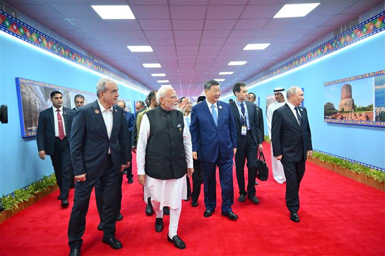 प्रधानमंत्री श्री नरेन्द्र मोदी ने 12 सितंबर, 2026 को नई दिल्ली स्थित भारत मंडपम में ब्रिक्स सदस्य देशों के नेताओं के साथ ‘भारत इनोवेट्स’ प्रदर्शनी का अवलोकन किया।