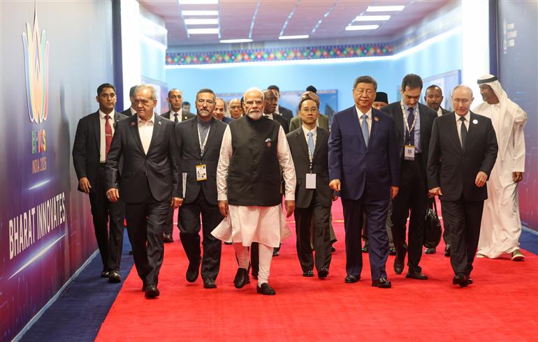 प्रधानमंत्री श्री नरेन्द्र मोदी ने 12 सितंबर, 2026 को नई दिल्ली स्थित भारत मंडपम में ब्रिक्स सदस्य देशों के नेताओं के साथ ‘भारत इनोवेट्स’ प्रदर्शनी का अवलोकन किया।