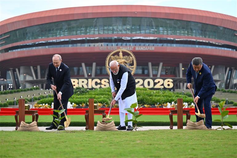 प्रधानमंत्री श्री नरेन्द्र मोदी और ब्रिक्स नेताओं ने 12 सितंबर, 2026 को नई दिल्ली स्थित भारत मंडपम के बाहरी लॉन में 18वें ब्रिक्स शिखर सम्मेलन के अवसर पर संयुक्त रूप से पौधारोपण किया।