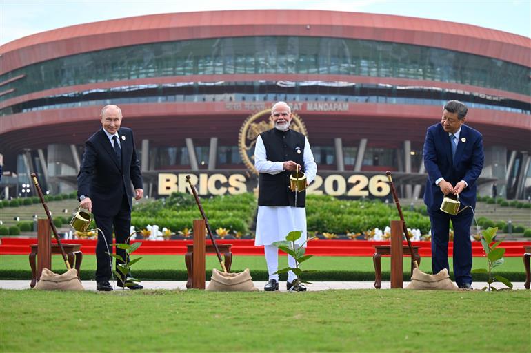 12 सितंबर, 2026 को नई दिल्ली स्थित भारत मंडपम में 18वें ब्रिक्स शिखर सम्मेलन के अवसर पर ब्रिक्स नेताओं के साथ समूह तस्वीर में प्रधानमंत्री श्री नरेन्द्र मोदी।