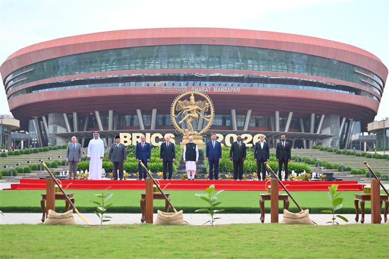 12 सितंबर, 2026 को नई दिल्ली स्थित भारत मंडपम में 18वें ब्रिक्स शिखर सम्मेलन के अवसर पर ब्रिक्स नेताओं के साथ समूह तस्वीर में प्रधानमंत्री श्री नरेन्द्र मोदी।