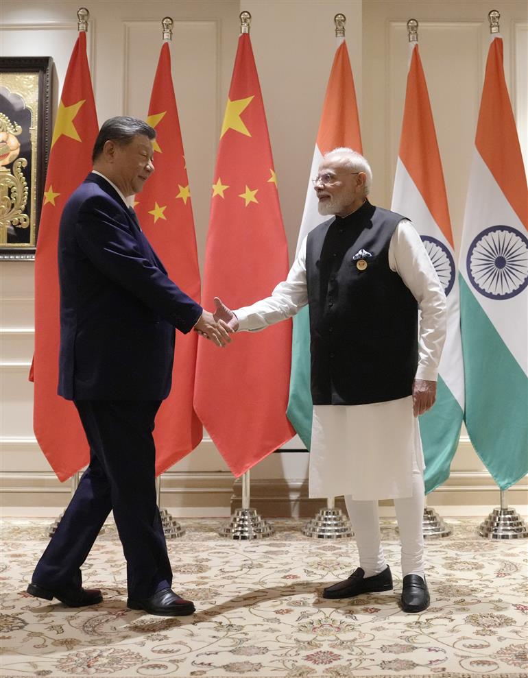 प्रधानमंत्री श्री नरेन्द्र मोदी ने 12 सितंबर, 2026 को नई दिल्ली स्थित भारत मंडपम में 18वें ब्रिक्स शिखर सम्मेलन के अवसर पर चीन के राष्ट्रपति श्री शी जिनपिंग से मुलाकात की।