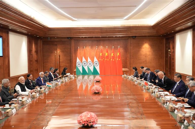 प्रधानमंत्री श्री नरेन्द्र मोदी ने 12 सितंबर, 2026 को नई दिल्ली स्थित भारत मंडपम में 18वें ब्रिक्स शिखर सम्मेलन के अवसर पर चीन के राष्ट्रपति श्री शी जिनपिंग से मुलाकात की।