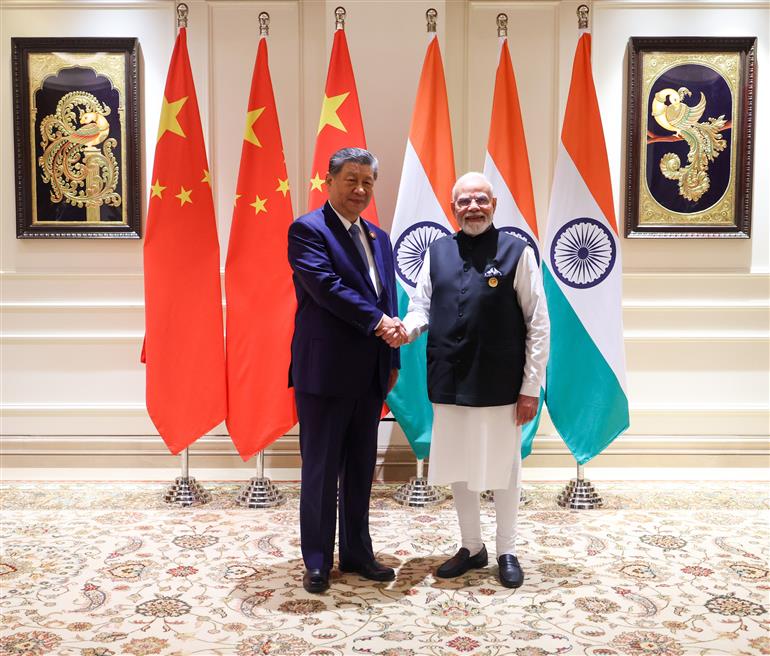 प्रधानमंत्री श्री नरेन्द्र मोदी ने 12 सितंबर, 2026 को नई दिल्ली स्थित भारत मंडपम में 18वें ब्रिक्स शिखर सम्मेलन के अवसर पर चीन के राष्ट्रपति श्री शी जिनपिंग से मुलाकात की।