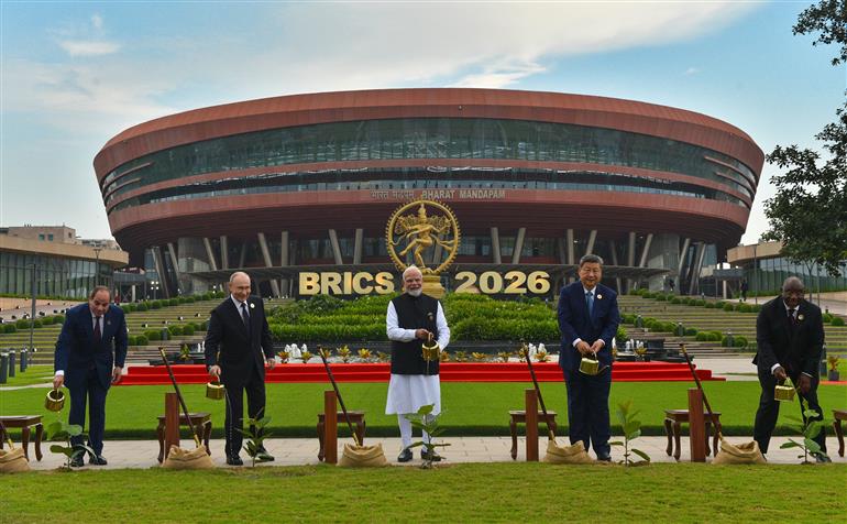 प्रधानमंत्री श्री नरेन्द्र मोदी और ब्रिक्स नेताओं ने 12 सितंबर, 2026 को नई दिल्ली स्थित भारत मंडपम के बाहरी लॉन में 18वें ब्रिक्स शिखर सम्मेलन के अवसर पर संयुक्त रूप से पौधारोपण किया।