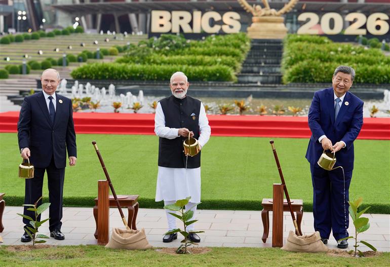 प्रधानमंत्री श्री नरेन्द्र मोदी और ब्रिक्स नेताओं ने 12 सितंबर, 2026 को नई दिल्ली स्थित भारत मंडपम के बाहरी लॉन में 18वें ब्रिक्स शिखर सम्मेलन के अवसर पर संयुक्त रूप से पौधारोपण किया।