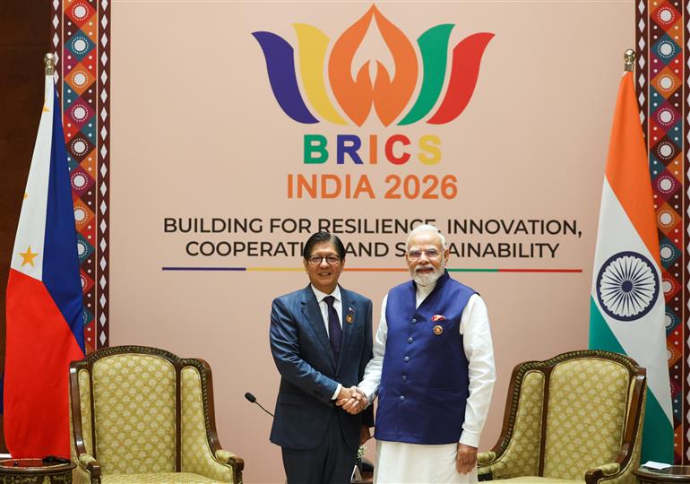 प्रधानमंत्री श्री नरेन्द्र मोदी ने 13 सितंबर, 2026 को नई दिल्ली स्थित भारत मंडपम में 18वें ब्रिक्स शिखर सम्मेलन के अवसर पर फिलीपींस के राष्ट्रपति महामहिम श्री फर्डिनेंड आर. मार्कोस जूनियर के साथ द्विपक्षीय बैठक की।