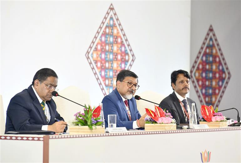 विदेश मंत्रालय के प्रवक्ता श्री रणधीर जायसवाल ने विदेश मंत्रालय में सचिव (आर्थिक संबंध) श्री सुधाकर दलेला और संयुक्त सचिव ( बहुपक्षीय आर्थिक संबंध विभाग) श्री शंभू हक्की के साथ 13 सितंबर, 2026 को नई दिल्ली स्थित भारत मंडपम में 18वें ब्रिक्स शिखर सम्मेलन–2026 की कार्यवाही और परिणामों पर विशेष प्रेस वार्ता आयोजित की।