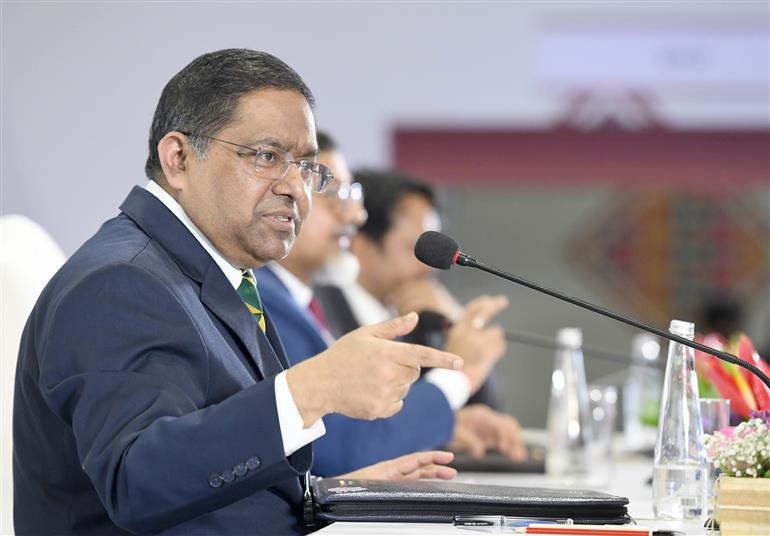 विदेश मंत्रालय के प्रवक्ता श्री रणधीर जायसवाल ने विदेश मंत्रालय में सचिव (आर्थिक संबंध) श्री सुधाकर दलेला और संयुक्त सचिव ( बहुपक्षीय आर्थिक संबंध विभाग) श्री शंभू हक्की के साथ 13 सितंबर, 2026 को नई दिल्ली स्थित भारत मंडपम में 18वें ब्रिक्स शिखर सम्मेलन–2026 की कार्यवाही और परिणामों पर विशेष प्रेस वार्ता आयोजित की।