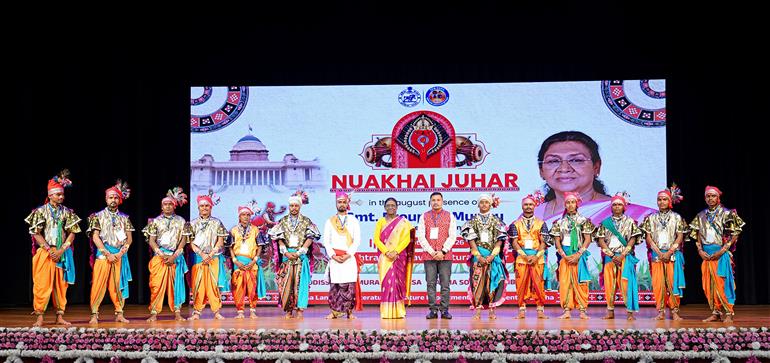 राष्ट्रपति श्रीमती द्रौपदी मुर्मु ने 15 सितंबर, 2026 को नई दिल्ली स्थित राष्ट्रपति भवन सांस्कृतिक केंद्र में नुआखाई जुहार पर्व के अवसर पर आयोजित सांस्कृतिक कार्यक्रम का अवलोकन किया।