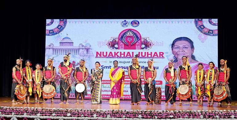 राष्ट्रपति श्रीमती द्रौपदी मुर्मु ने 15 सितंबर, 2026 को नई दिल्ली स्थित राष्ट्रपति भवन सांस्कृतिक केंद्र में नुआखाई जुहार पर्व के अवसर पर आयोजित सांस्कृतिक कार्यक्रम का अवलोकन किया।
