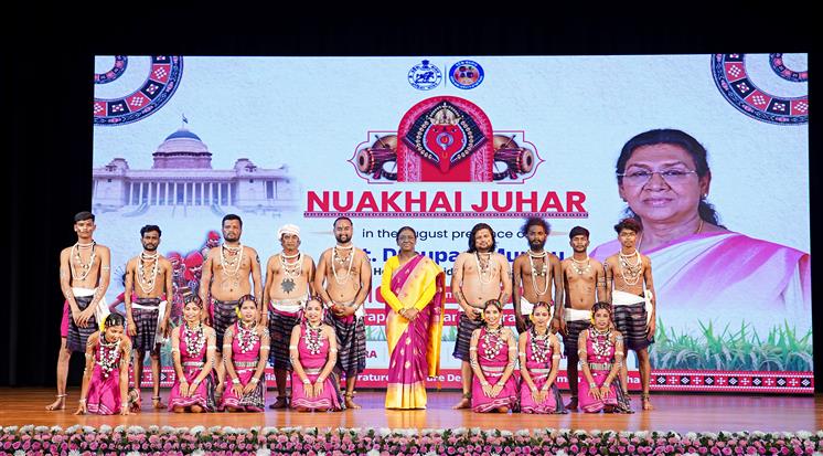 राष्ट्रपति श्रीमती द्रौपदी मुर्मु ने 15 सितंबर, 2026 को नई दिल्ली स्थित राष्ट्रपति भवन सांस्कृतिक केंद्र में नुआखाई जुहार पर्व के अवसर पर आयोजित सांस्कृतिक कार्यक्रम का अवलोकन किया।