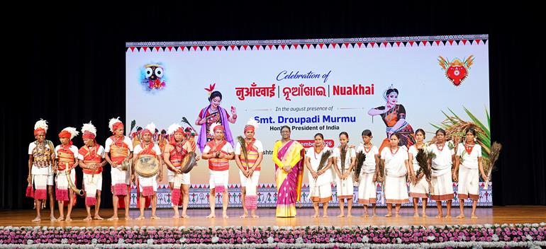 राष्ट्रपति श्रीमती द्रौपदी मुर्मु ने 15 सितंबर, 2026 को नई दिल्ली स्थित राष्ट्रपति भवन सांस्कृतिक केंद्र में नुआखाई जुहार पर्व के अवसर पर आयोजित सांस्कृतिक कार्यक्रम का अवलोकन किया।