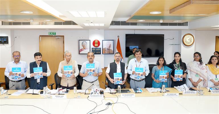 नीति आयोग के उपाध्यक्ष श्री अशोक लाहिड़ी, नीति आयोग के मुख्य कार्यकारी अधिकारी श्री अनुराग जैन और नीति आयोग के अन्य वरिष्ठ अधिकारियों के साथ 16 सितंबर, 2026 को नई दिल्ली में 'ट्रेड वॉच क्वार्टरली' रिपोर्ट के नौवें संस्करण को जारी करते हुए।