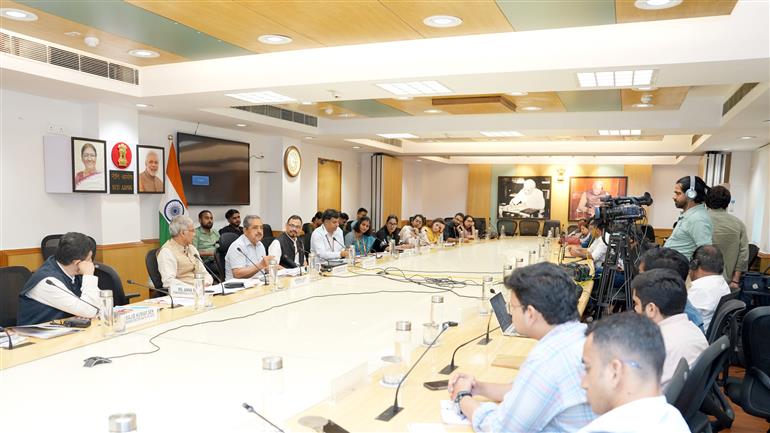 नीति आयोग के उपाध्यक्ष श्री अशोक लाहिड़ी 16 सितंबर, 2026 को नई दिल्ली में नीति आयोग के मुख्य कार्यकारी अधिकारी श्री अनुराग जैन और नीति आयोग के अन्य वरिष्ठ अधिकारियों की उपस्थिति में 'ट्रेड वॉच क्वार्टरली' रिपोर्ट के नौवें संस्करण को जारी करने के अवसर पर संबोधित करते हुए।
