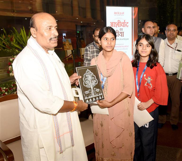 केंद्रीय सामाजिक न्याय एवं अधिकारिता मंत्री डॉ. वीरेंद्र कुमार 17 सितंबर, 2026 को नई दिल्ली में 'सेवा संकल्प अभियान' के तहत 'आशीर्वाद का दीया' कार्यक्रम में शामिल हुए।